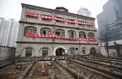 组图:上海百年建筑为配合世博整体平移