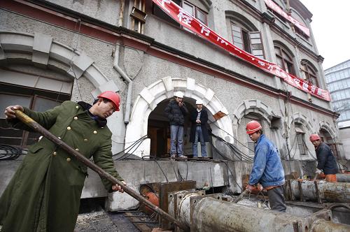 组图:上海百年建筑为配合世博整体平移