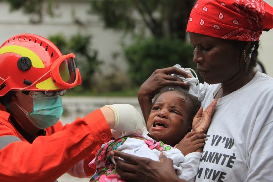 中国国际救援队在海地开展医疗救助(图)
