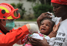 中国国际救援队在海地开展医疗救助(图)