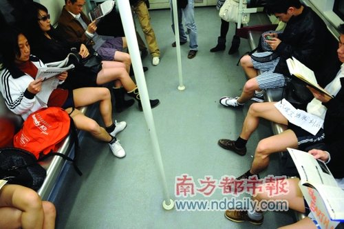 广州18名网友不穿<em>裤子</em>乘地铁宣传环保(图),不穿