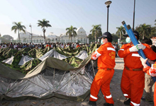中国救援队救治海地受伤民众 