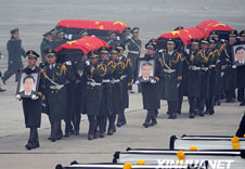 8位遇难中国维和警察灵柩抵达北京