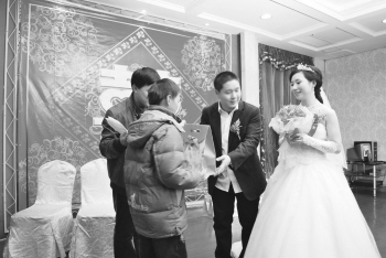 新婚不请婚庆公司省下5000元 现场资助两名贫