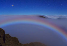 夏威夷火山口上拍到的“月亮彩虹”