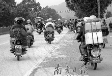 10万农民工组摩托车大军返乡(图)