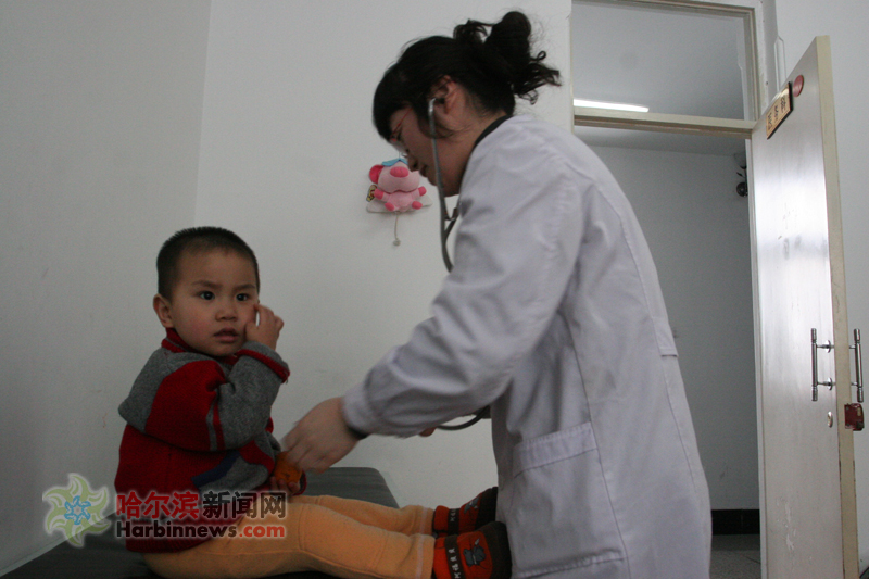 组图:哈尔滨男孩在超市走失 妈妈你在哪里?