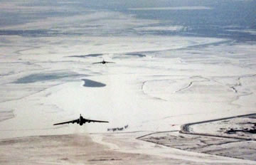 组图:空军在黄河试投炸弹炸冰排险
