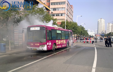 组图：温州市区一公交车着火