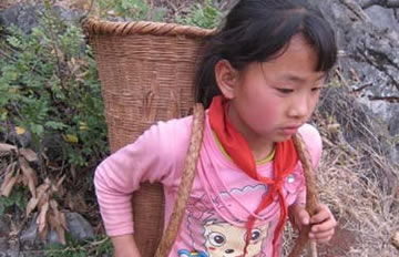 12岁女孩穿越1200米绝壁取水