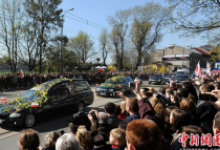 波兰为遇难总统夫妇举行国葬