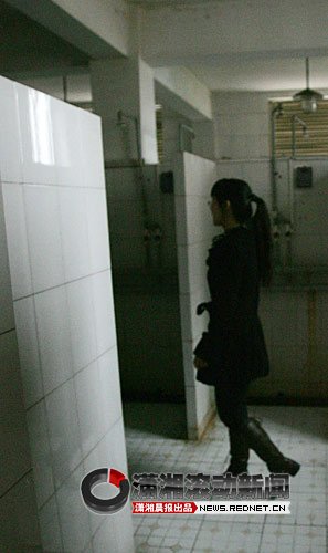 女大学生澡堂冲凉发现偷窥男多数女生沉默