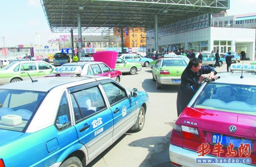 青岛百名的哥因液化气质量问题围堵加气站,青