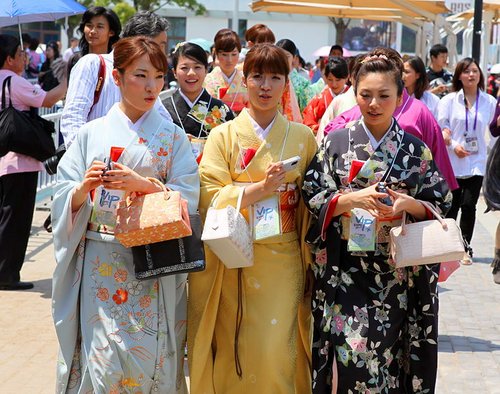 前方直击:日本和服美女逛世博园令游人惊艳
