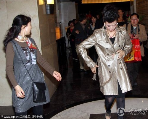 组图:宋祖英穿黑<em>丝袜</em>秀<em>性感</em> 与安德烈夫妇宵夜