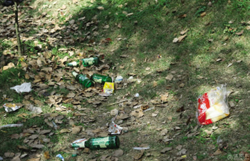 网帖称温州动物园游客如潮 垃圾遍地