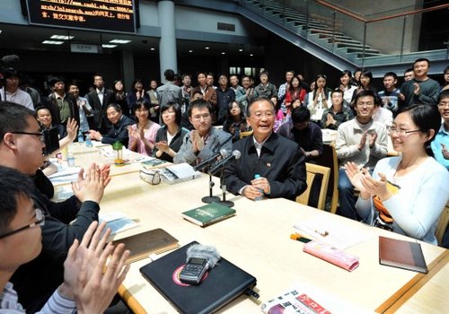 温家宝赴北大与学生共度五四 称携真心来交流