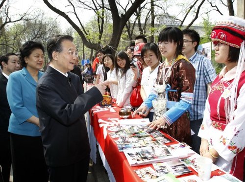 温家宝赴北大与学生共度五四 称携真心来交流