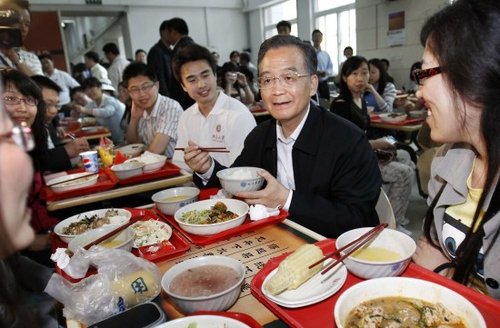 温家宝赴北大与学生共度五四 称携真心来交流