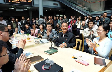 温家宝北大过五四:愿青年脚踏实地