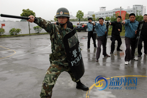5月5日,灵昆边防派出所官兵教保安练习警棍盾牌术