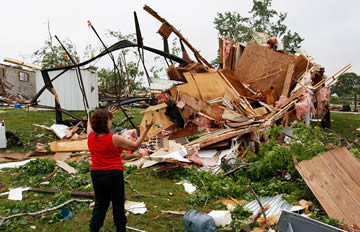 龙卷风袭击美国 63人死伤3万户断电