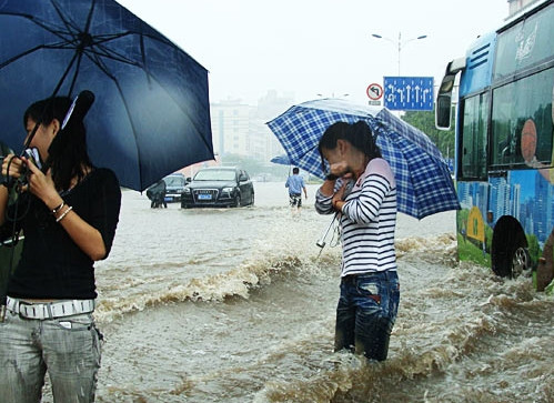 湖南株洲因暴雨严重内涝湘江河堤塌方(组图)