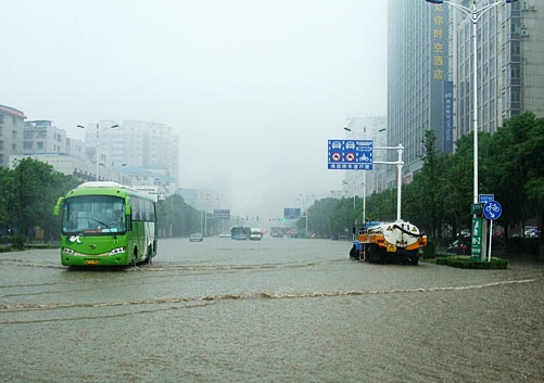 湖南株洲因暴雨严重内涝湘江河堤塌方(组图)