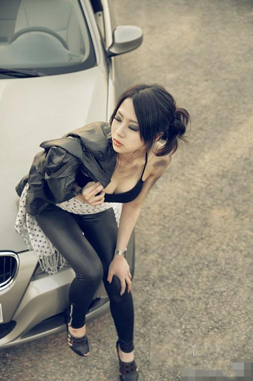 80后美女与汽车诱惑