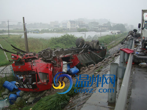 【视频】半小时内两货车疲劳驾驶相继冲出高速