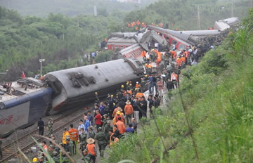 图集：江西发生列车脱线事故