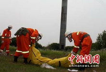 户外广告牌上现高度腐烂男尸