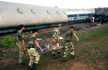 印度一火车遭恐怖袭击爆炸 数百人死伤