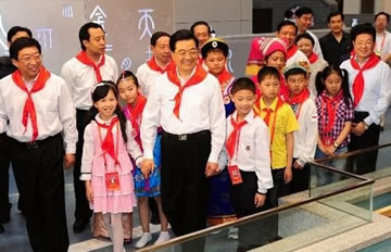 胡锦涛六一前与少年儿童一起参加活动