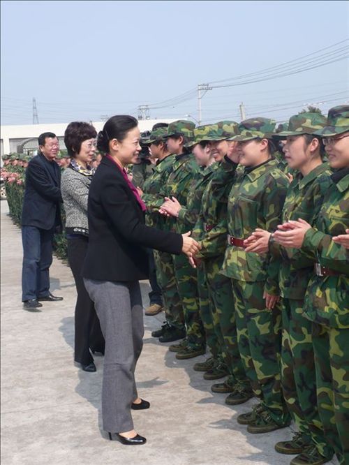 2010年,县委书记胡剑谨等亲切慰问参训女民兵