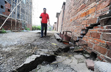 广西地陷形成巨坑 14万人因暴雨转移