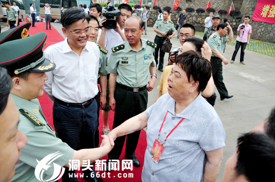 各级党政军领导视察洞头先锋女子民兵连纪念馆