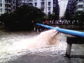 供水管爆裂五千户断水可能是船只将管道撞出裂缝