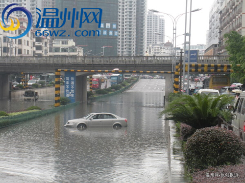 新火车站附近涵洞积水 过往车辆惨遭水淹,涵洞