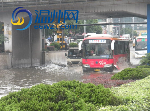 新火车站附近涵洞积水 过往车辆惨遭水淹,涵洞