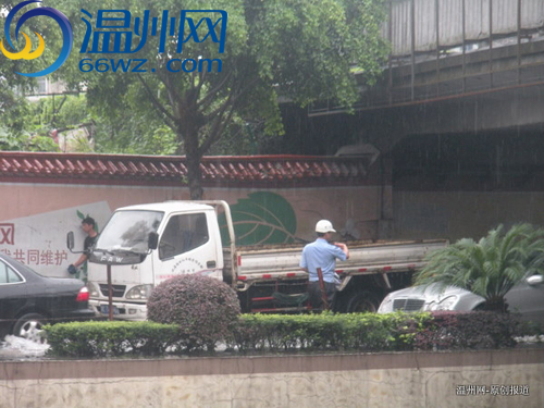 新火车站附近涵洞积水 过往车辆惨遭水淹,涵洞