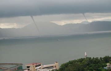 深圳湾西南海面现水龙卷奇观