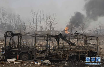 南京工厂发生爆炸 公交车受波及烧毁
