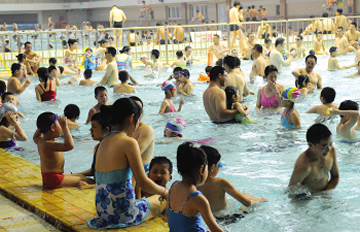 六千人挤进泳池 体育中心游泳馆迎高峰