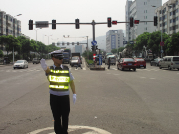 27名"新交警"上岗首日 冒着高温维护道路通行-温州网