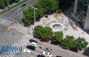 组图:温州闹市现大型八卦图引热议