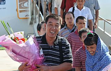 14名被日方扣留的中国渔民获释归国