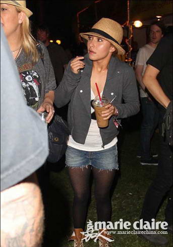 90后<em>性感</em>靓妞丝袜<em>秋装</em>穿搭 肆无忌惮穿最惹眼