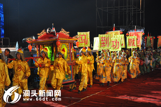 15支队伍一路走来,吸引了沿街群众 邵时锦摄 洞头网讯(见习记者 陈燕燕)锣鼓喧天、龙腾狮跃、歌舞翩跹。节日的洞头人声鼎沸,热闹非凡。第七届渔家乐民俗风情旅游节重头戏之一,渔家乐民间民俗文化踩街展演在洞头县新城二期广场风情上演。