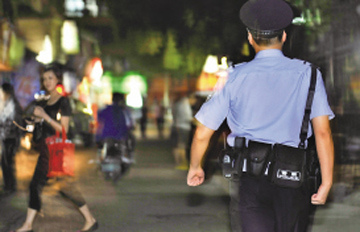民警配上新装备酷似“香港皇家警察”